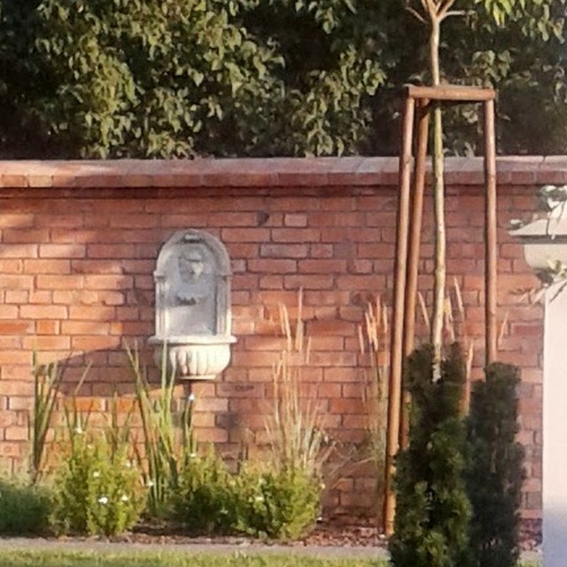 Budowa ogrodu Toruń - fontanna w ogrodzie przydomowym.
